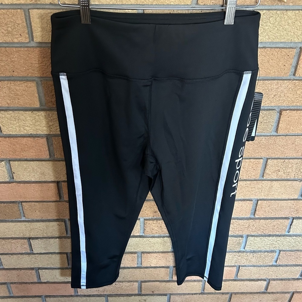 NWT Bebe Sport Contrast Stripe Capri Athletic Leggings Black & White Size 1X